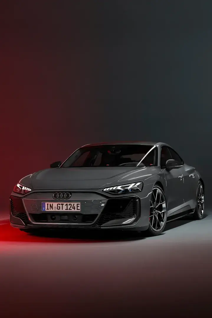 Pogled na Audi RS e-tron GT od spredaj.