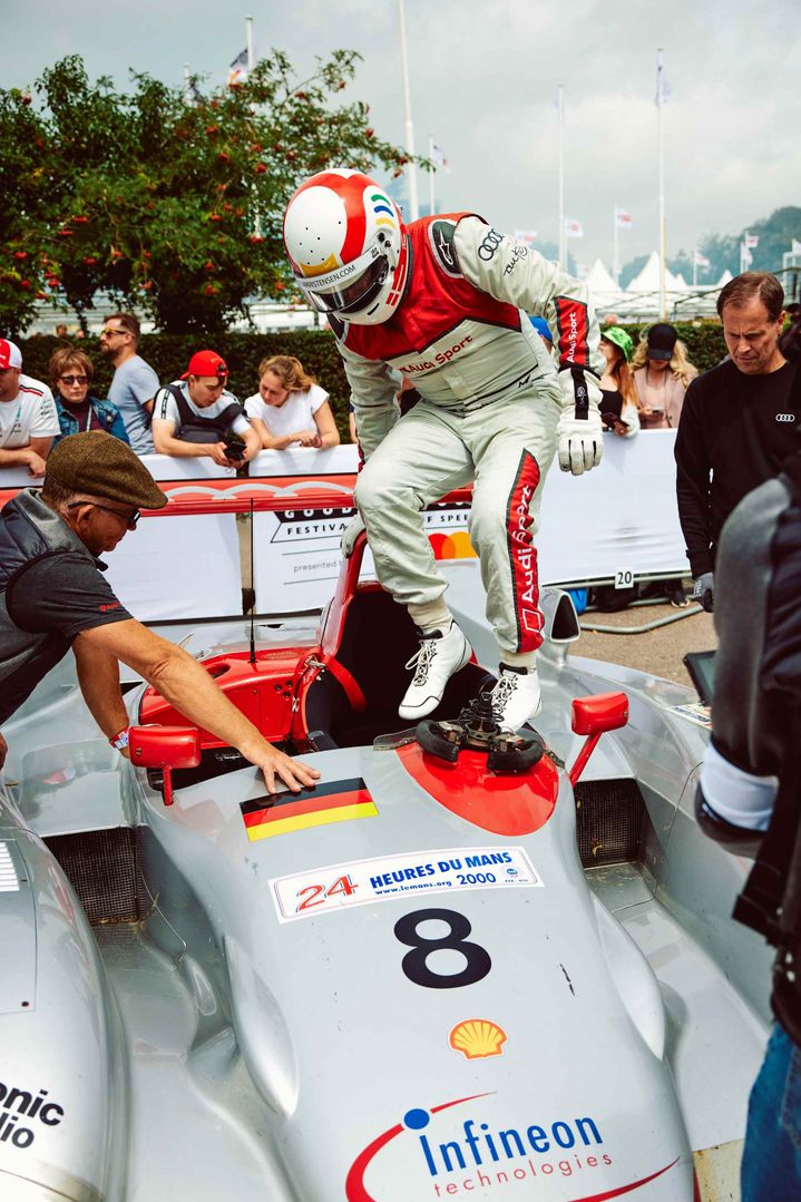 Tom Kristensen pri skoku v kokpit dirkalnika Audi R8 LMP1.