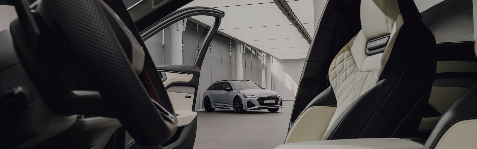 Pogled skozi notranjost modela Audi A6 Avant na model Audi RS6 Avant.