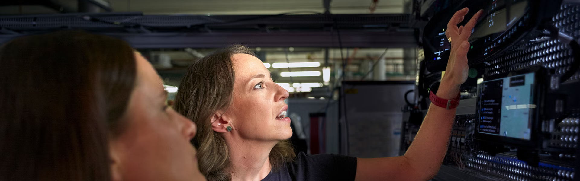 Melanie Limmer sodelavki kaže na napravi.