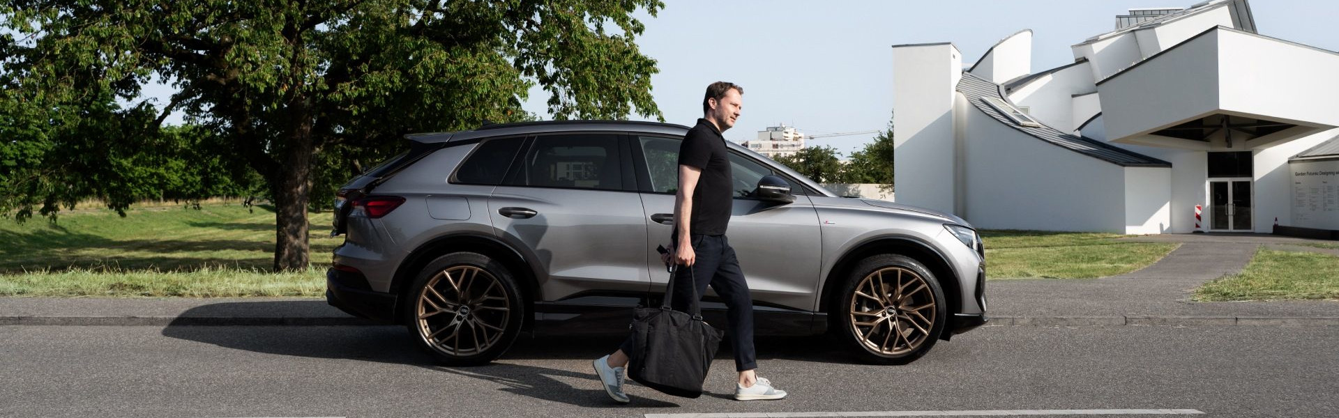 Dr. Mateo Kries in Audi Q4 e-tron pred muzejem Vitra Design. 