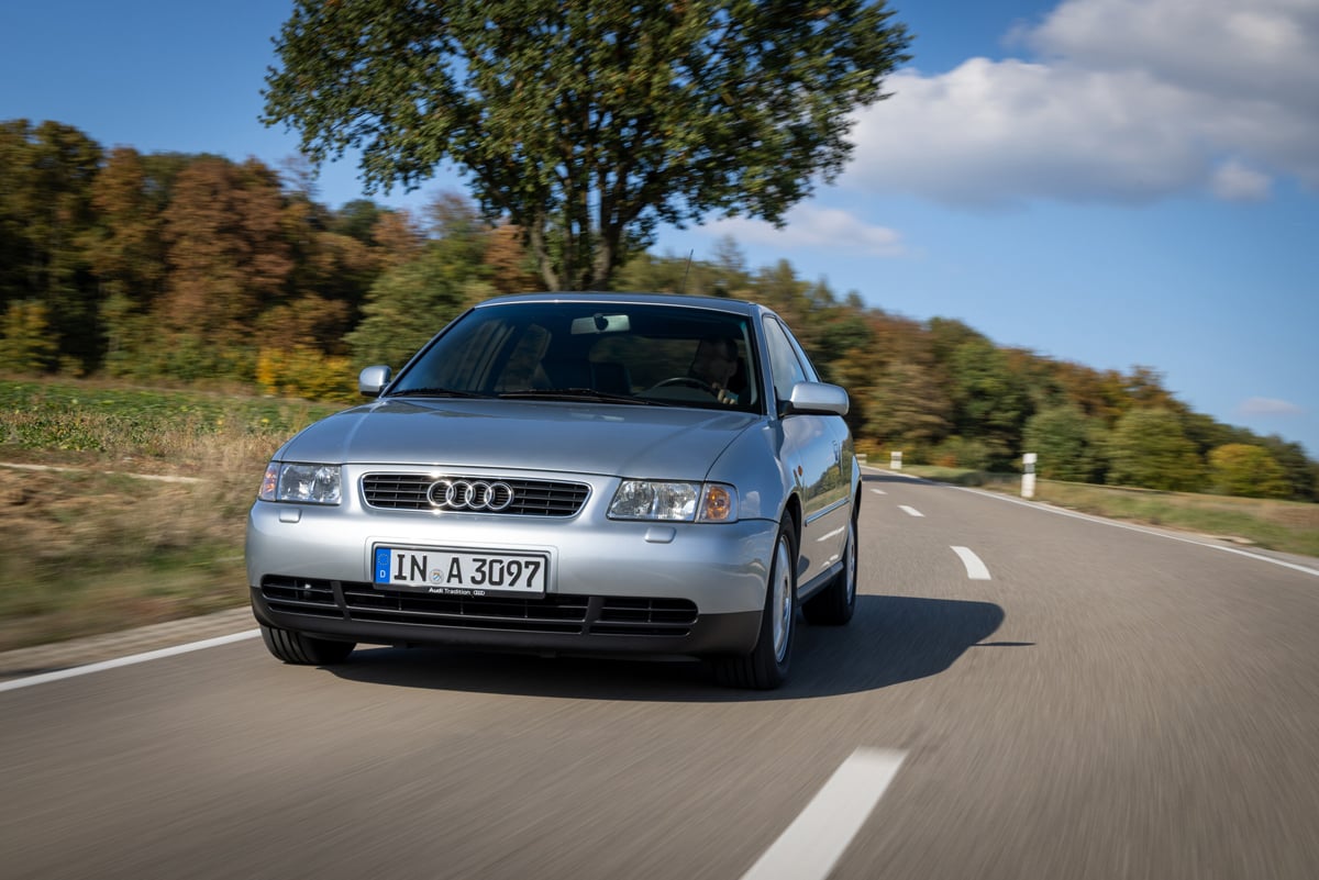 Audi A3 iz leta 1997 v aluminijasto srebrni kovinski barvi.