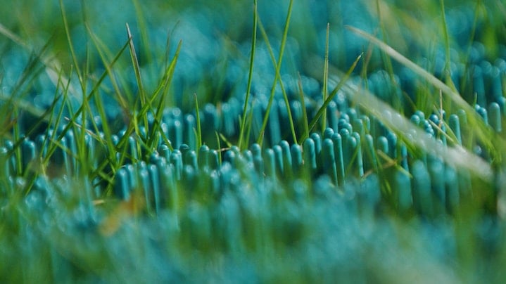 Umetna trava slikana od blizu