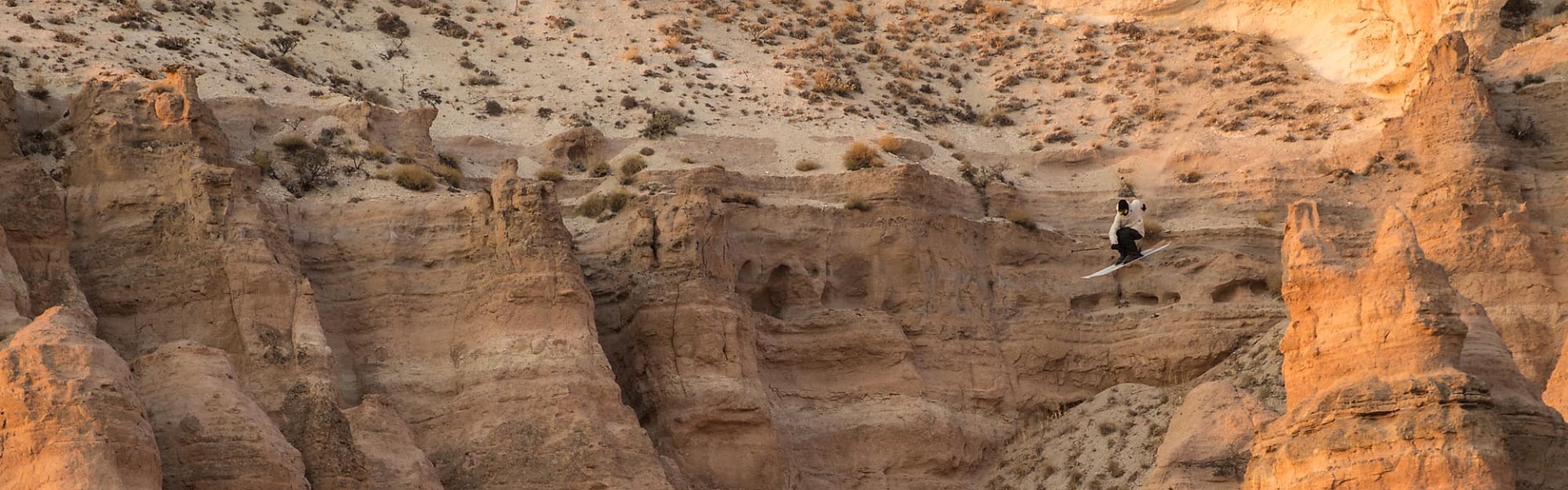 Smučar v puščavi med skokom