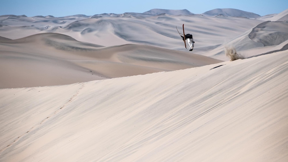 Smučar med skokom sredi puščave