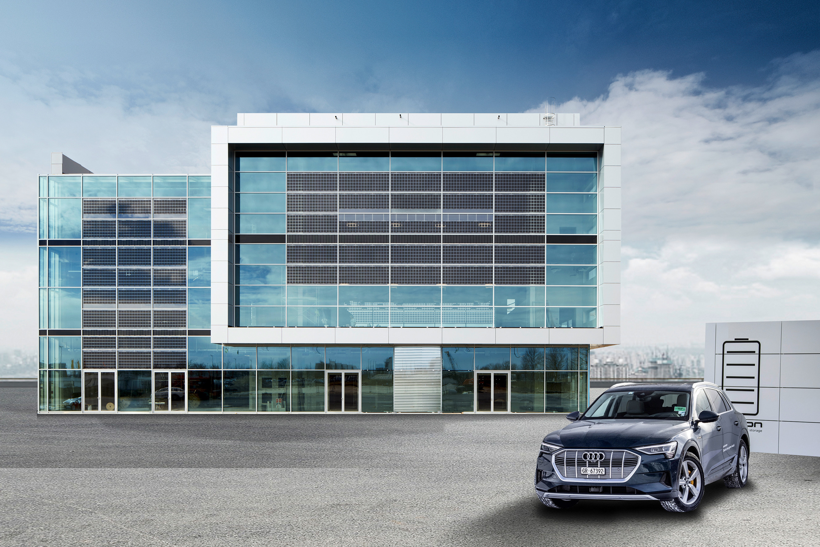Terenec Audi na parkirišču pred moderno stavbo