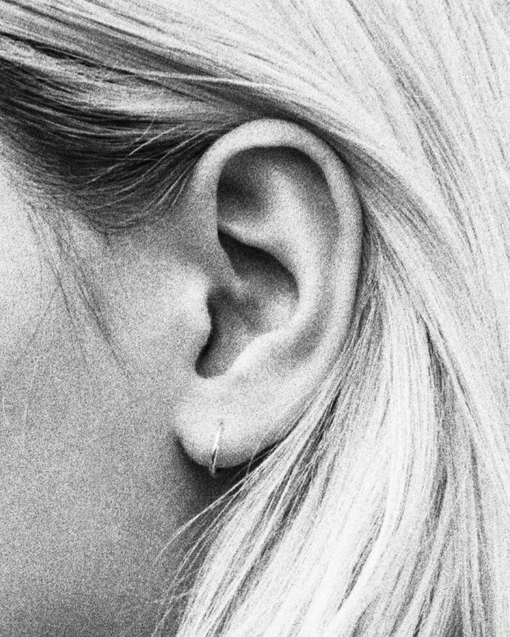 Črno-bela slika ženskega ušesa
