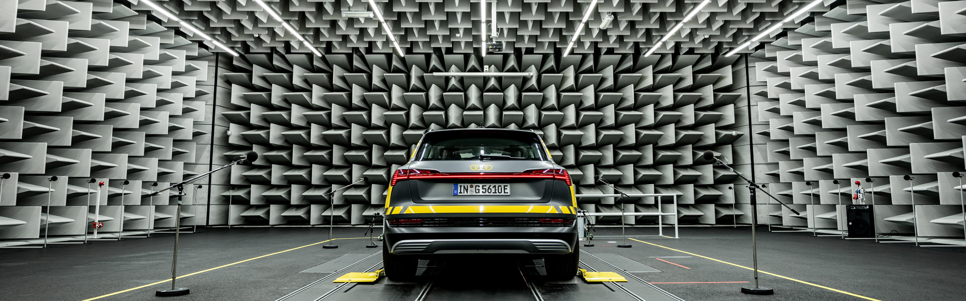 Audi avtomobil v srebrni zvočno izolirani sobi, obrkožen s mikrofoni za snemanje zvoka