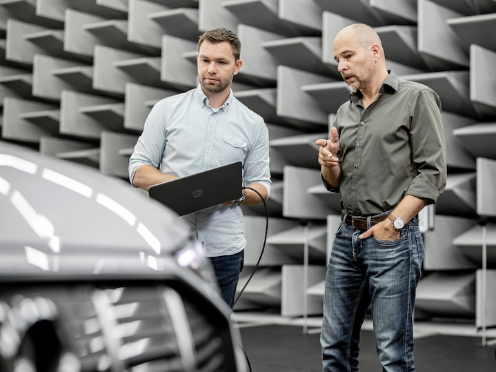 Rudi Halbmeir in pomočnik v zvočnem laboratoriju z Audi e-tronom