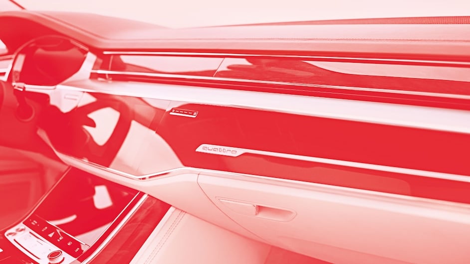 Slika armaturne plošče vozila Audi quattro. Čez sliko je rdeč filter