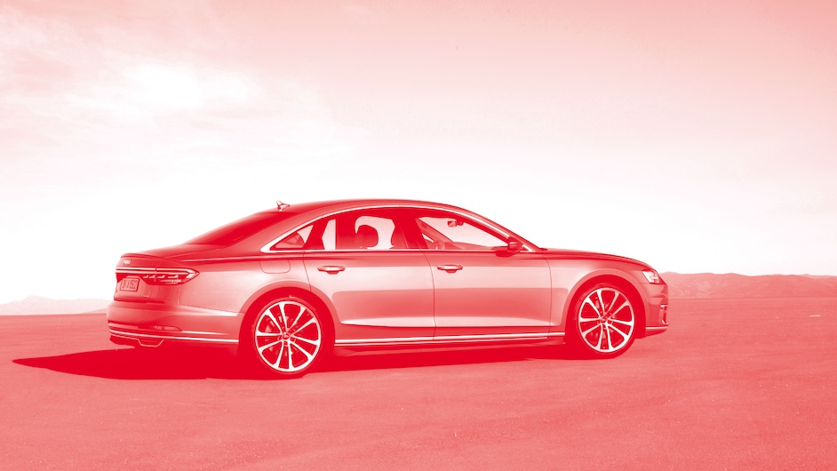 Audi A8 slikan od strani, čez sliko je rdeč filter