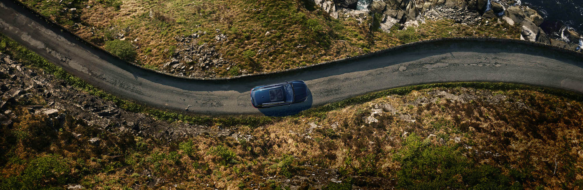 Terenec Audi na vijugasti gorski cesti, slikan od zgoraj