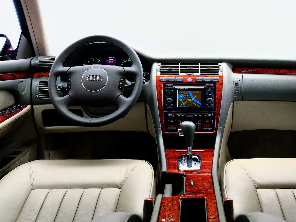Notranjost Audi A8 leta 2002.