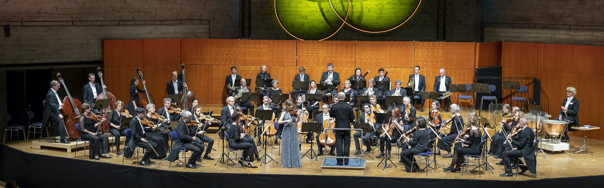 Orkester na odru med izvajanjem Audi koncerta.