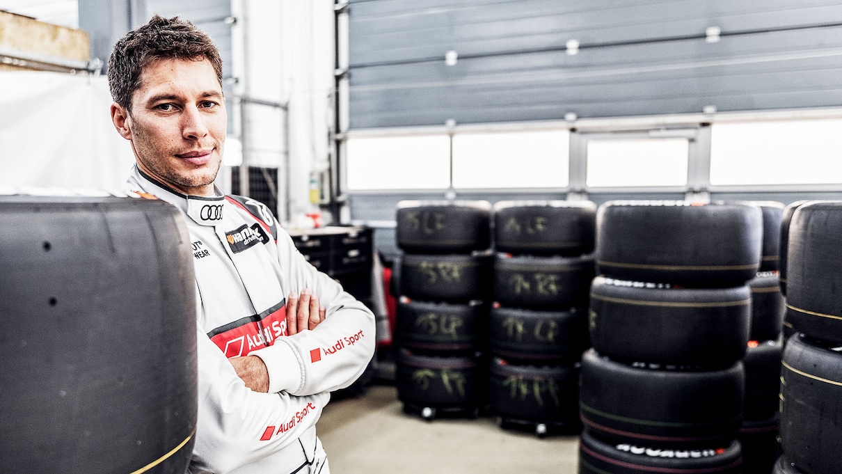 Loïc Duval pozira v skladišču dirkaških pnevmatik.