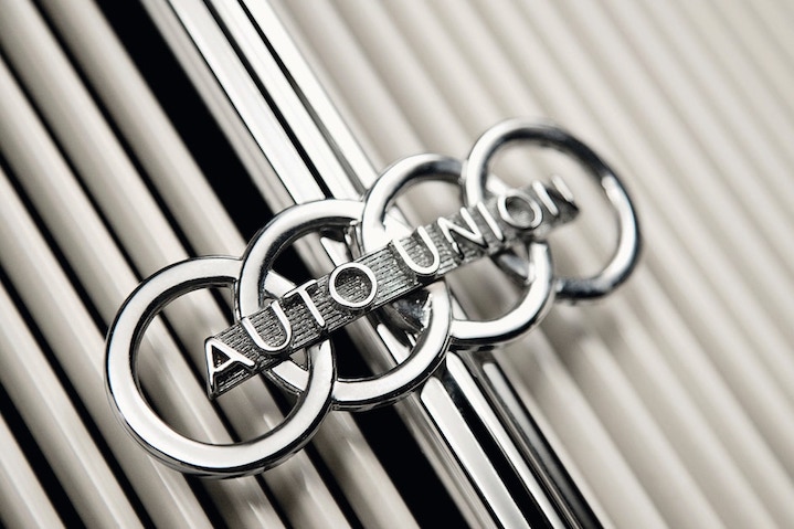 Priblizek starega Audi logotipa.