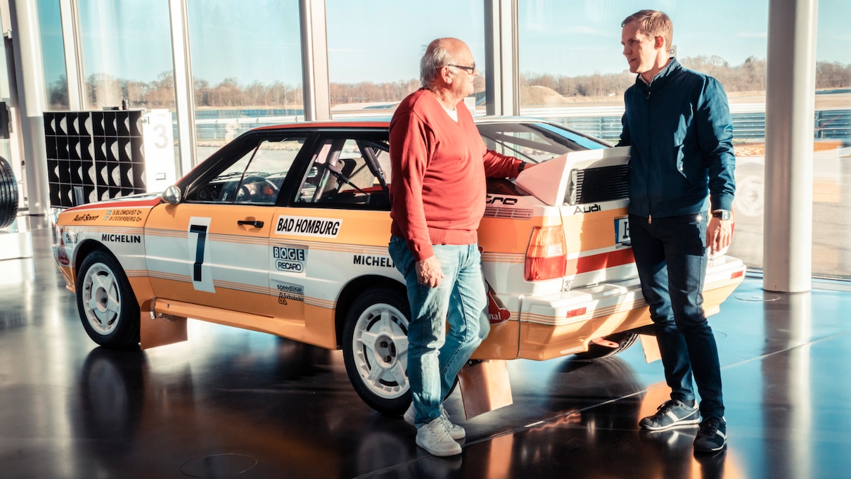 Blomqvist in Ekström med pogovorom, stojita ob Audi dirkalniku iz leta 1984 