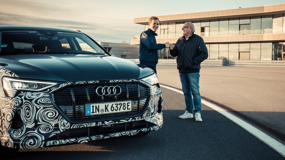 Stig in Mattias med pozdravom ob novem Audi e-tron S.