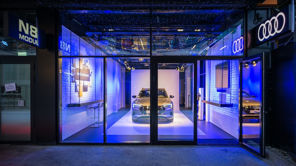 Audi e-tron v prodajnem salonu ponoči.