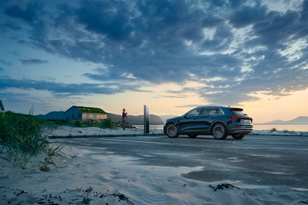Audi e-tron na med vožnjo med peščenimi sipinami