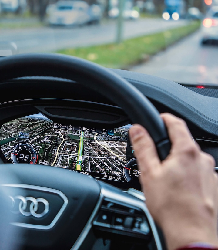 Volan in digitalni števec avtomobila Audi A8.