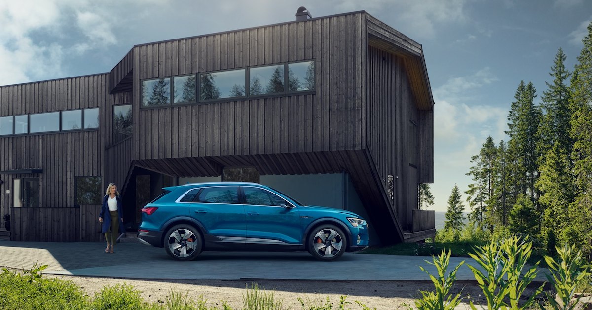 Audi e-tron pred futuristično zgradbo