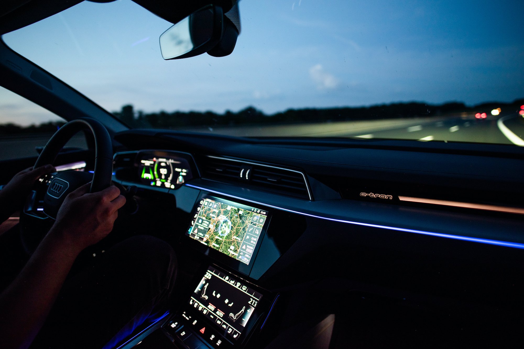 Notranjost Audi e-tron ponoči