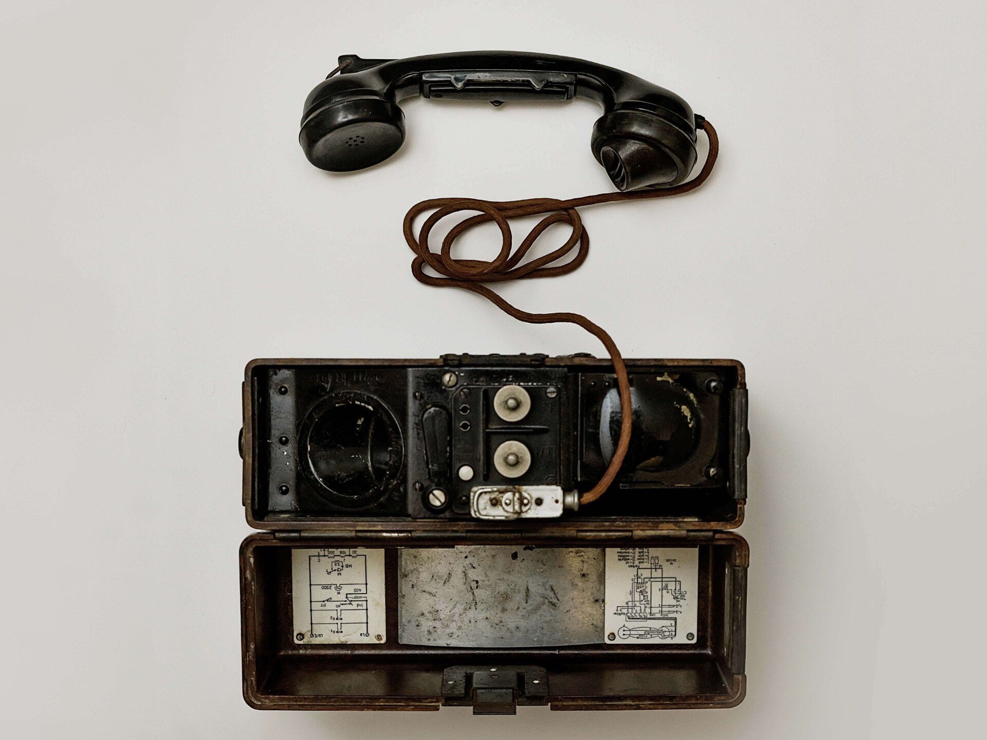 Starinski telefon na kabel