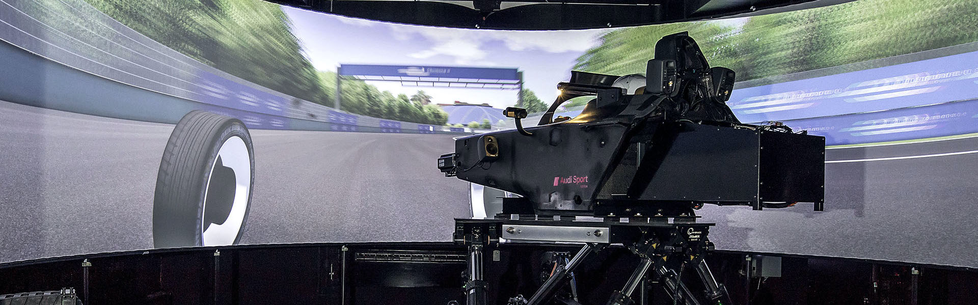 Pri Audiju za razvoj in pripravo električnih dirkalnikov uporabljamo dinamičen simulator vožnje.
