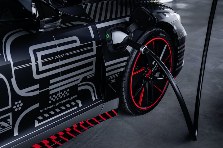 Audi e-tron GT priklopljen na elektriko