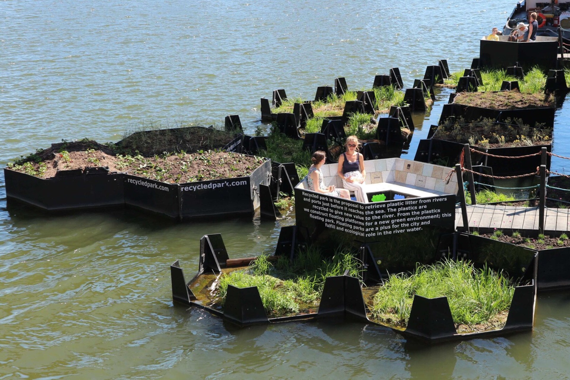Plavajoči otoki iz reciklirane plastike v rotterdamskem pristanišču.