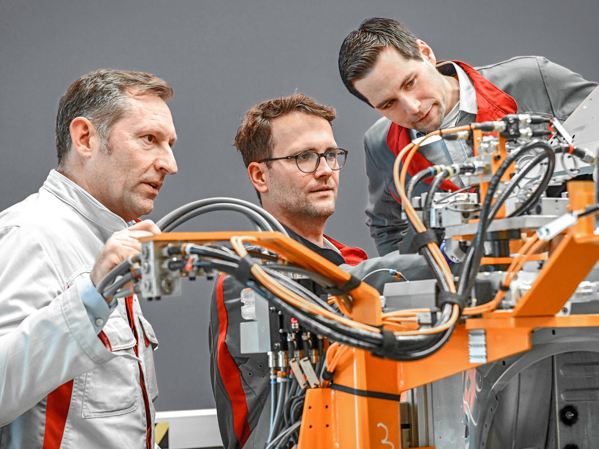 Peter Stechel (vodja Centra za analitiko, levo), Ralf Hofmeister (vodja tehnične enote za meritvene tehnologije karoserij) in Thomas Reeb (vodja meritvenih tehnologij, desno)