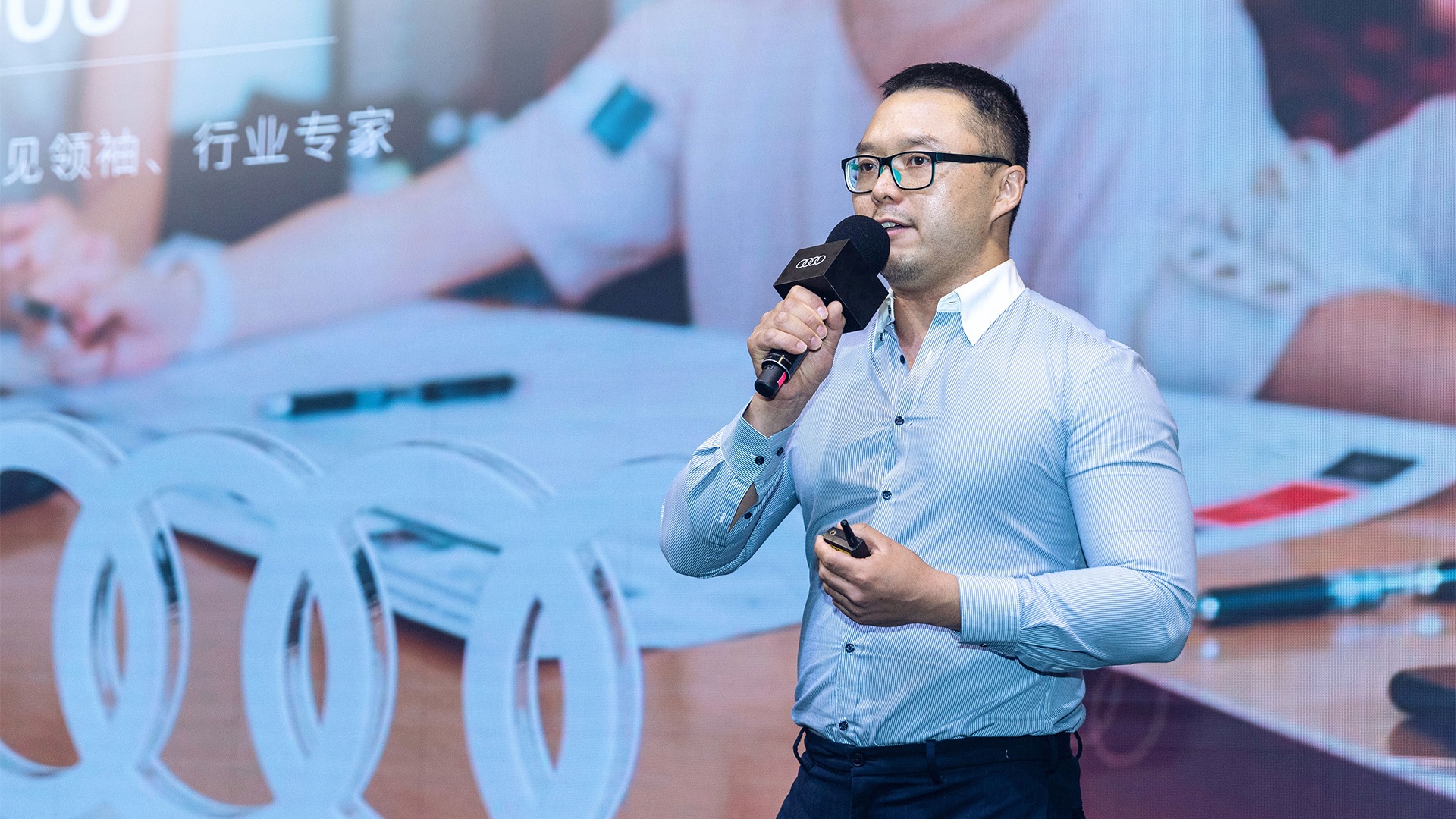 Yu (Scott) Zhao, vodja oddelka za inovacije pri družbi Audi Kitajska med predstavitvijo.