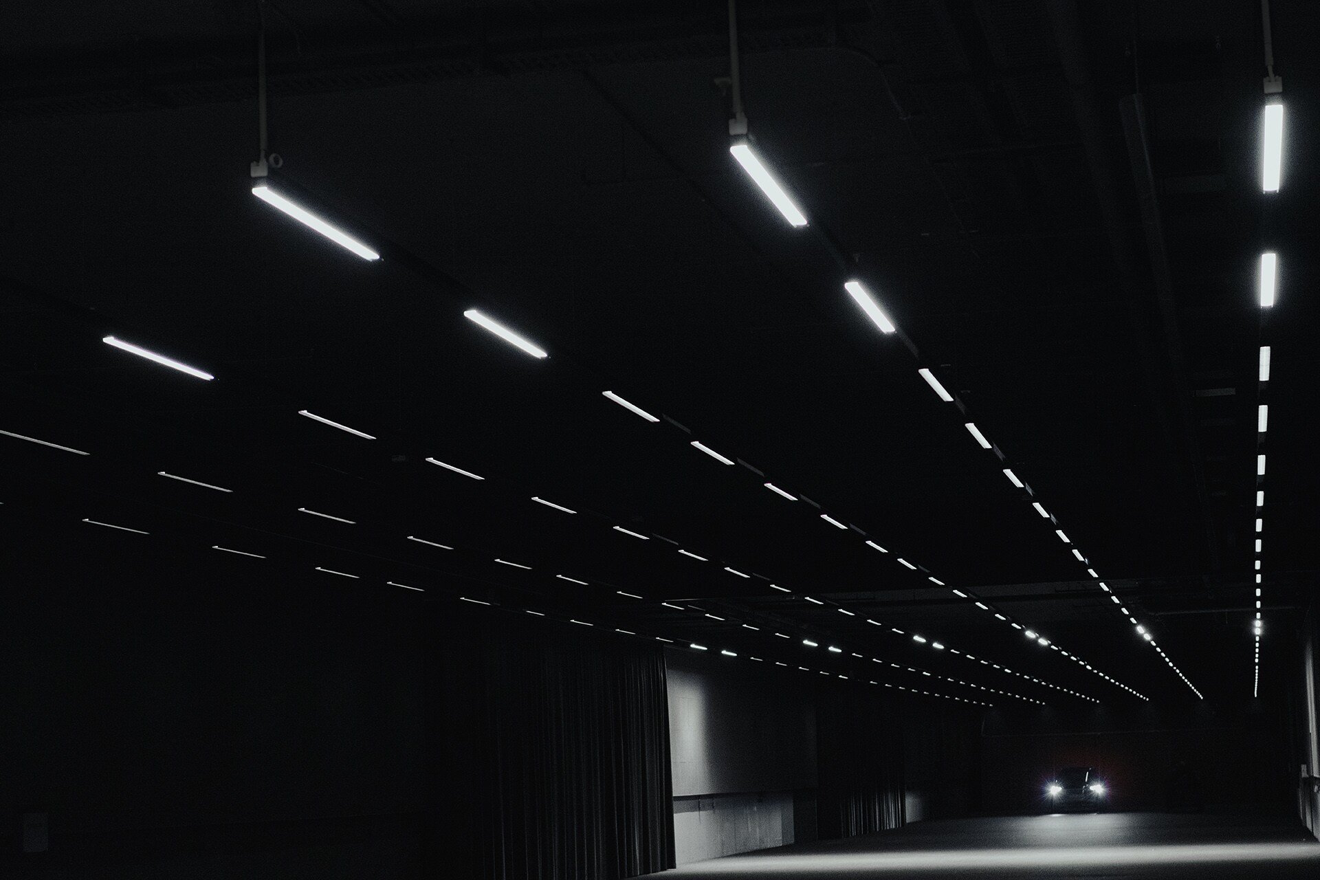 V tako imenovanem 'svetlobnem tunelu', ki lahko simulira tudi premikajoče se ovire, pri Audiju testirajo obnašanje žarometov pri nočni vožnji.