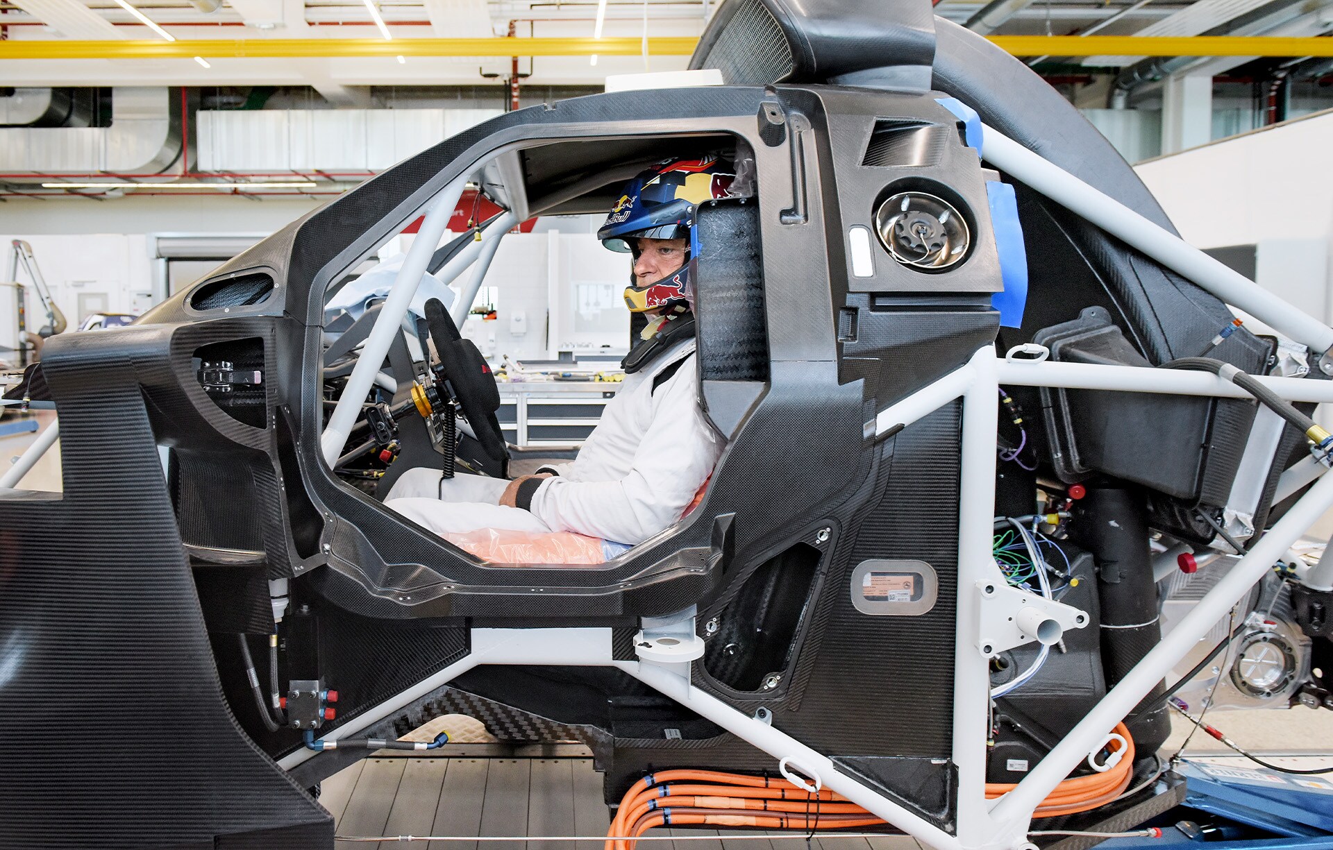 Carlos Sainz, eden voznikov ekipe Audi Sport za Rally Dakar v kletki voznikove kabine.