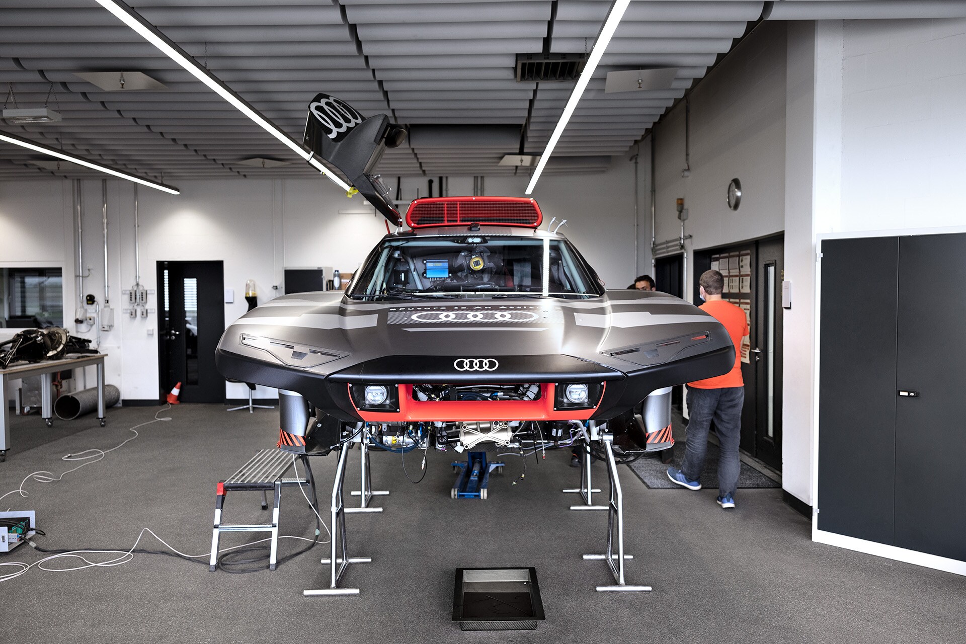 Deli dirkalnika Audi RS Q e-tron v “start-up” sobi; lahko se vidi sprednji del. 