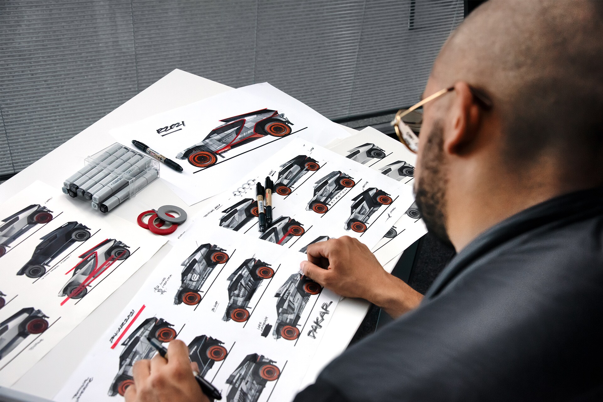 Skice in risbe novega dirkalnika Audi RS Q e-tron.