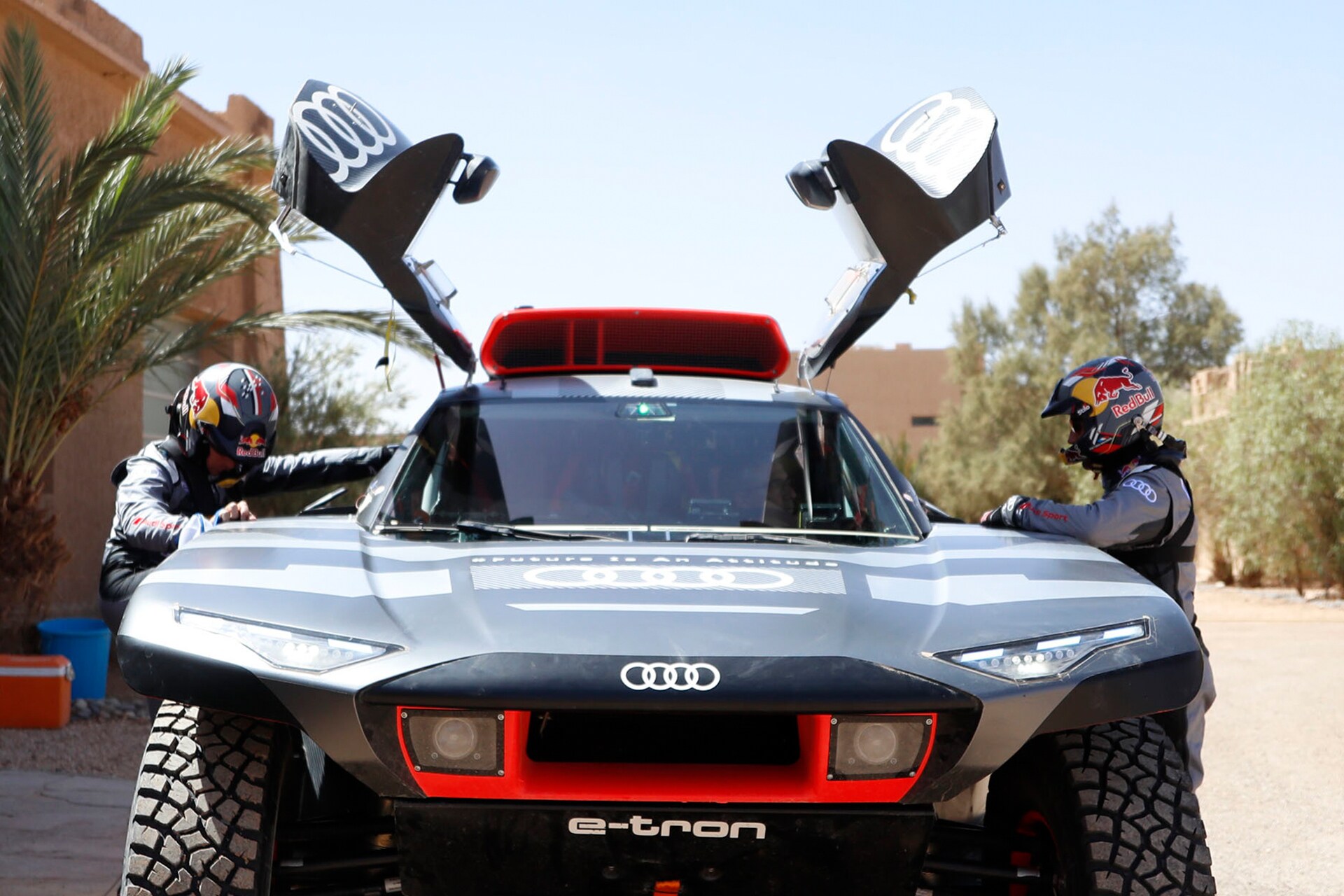 Peterhansel in Boulanger vstopata v Audi RS Q e-tron.