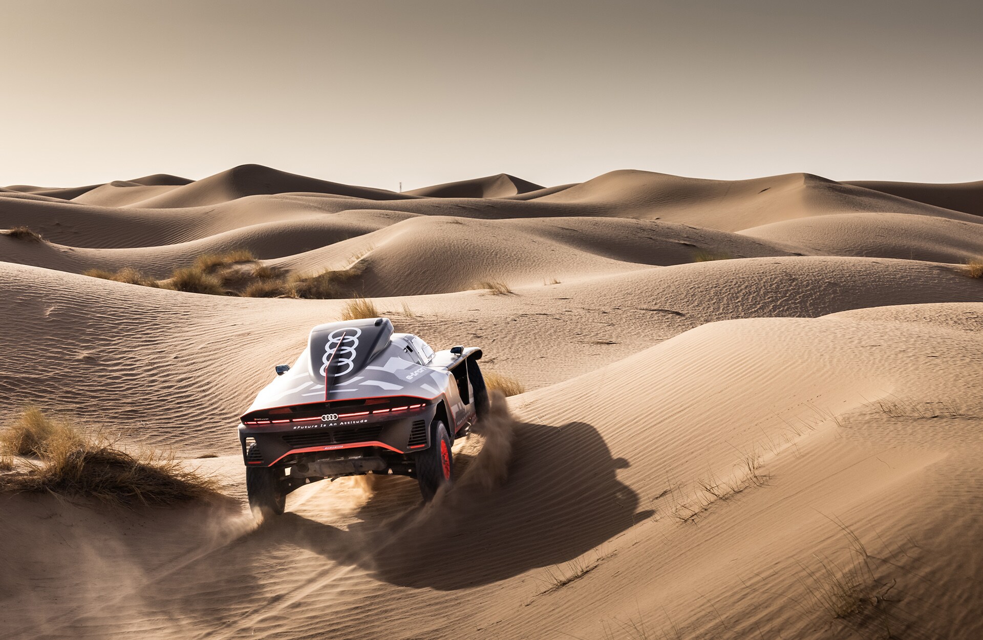 Audi RS Q e-tron v puščavi.