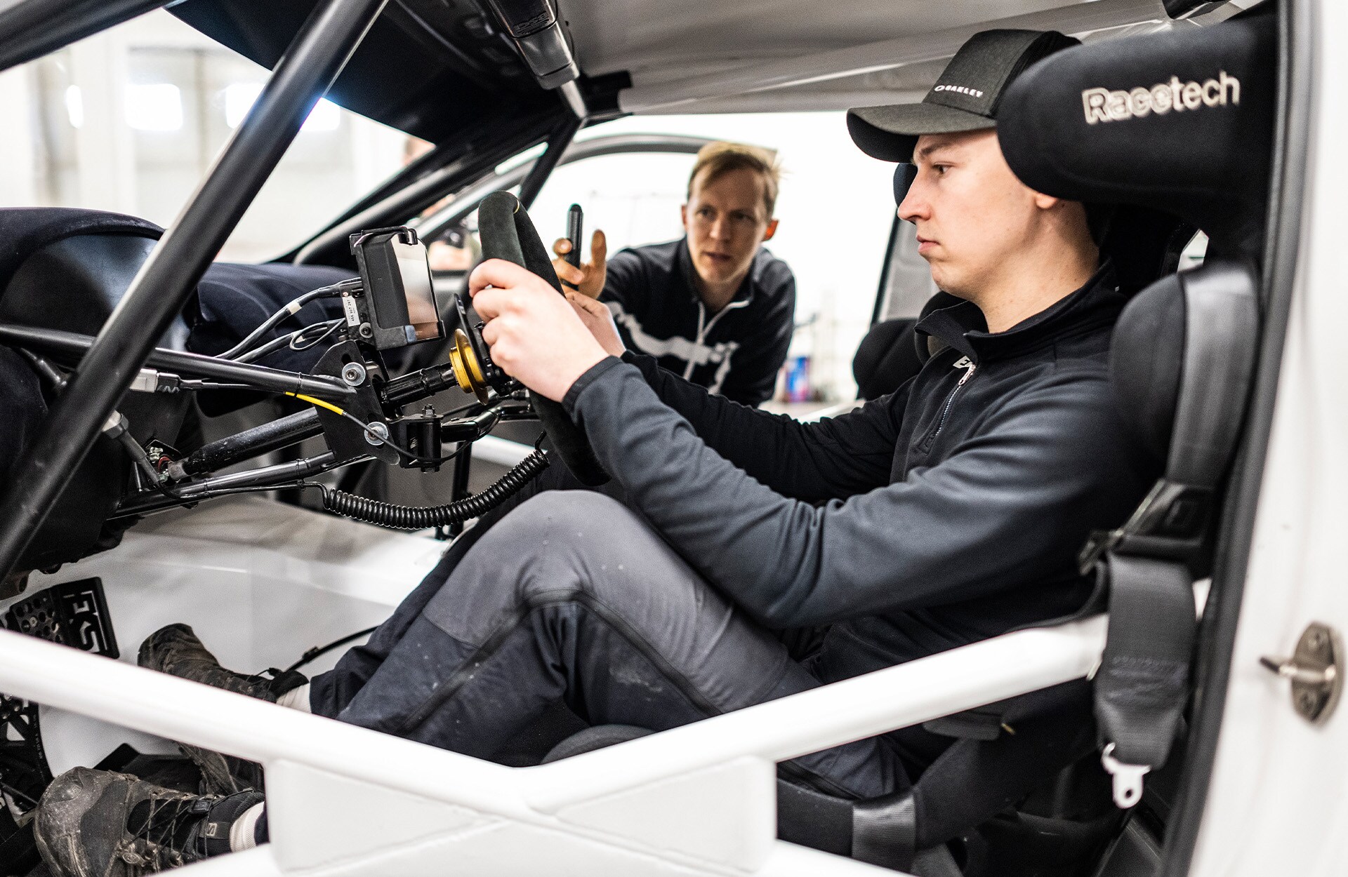 Emil Bergkvist za volanom dirkalnika Audi RS Q e-tron in Mattias Ekström v ozadju.