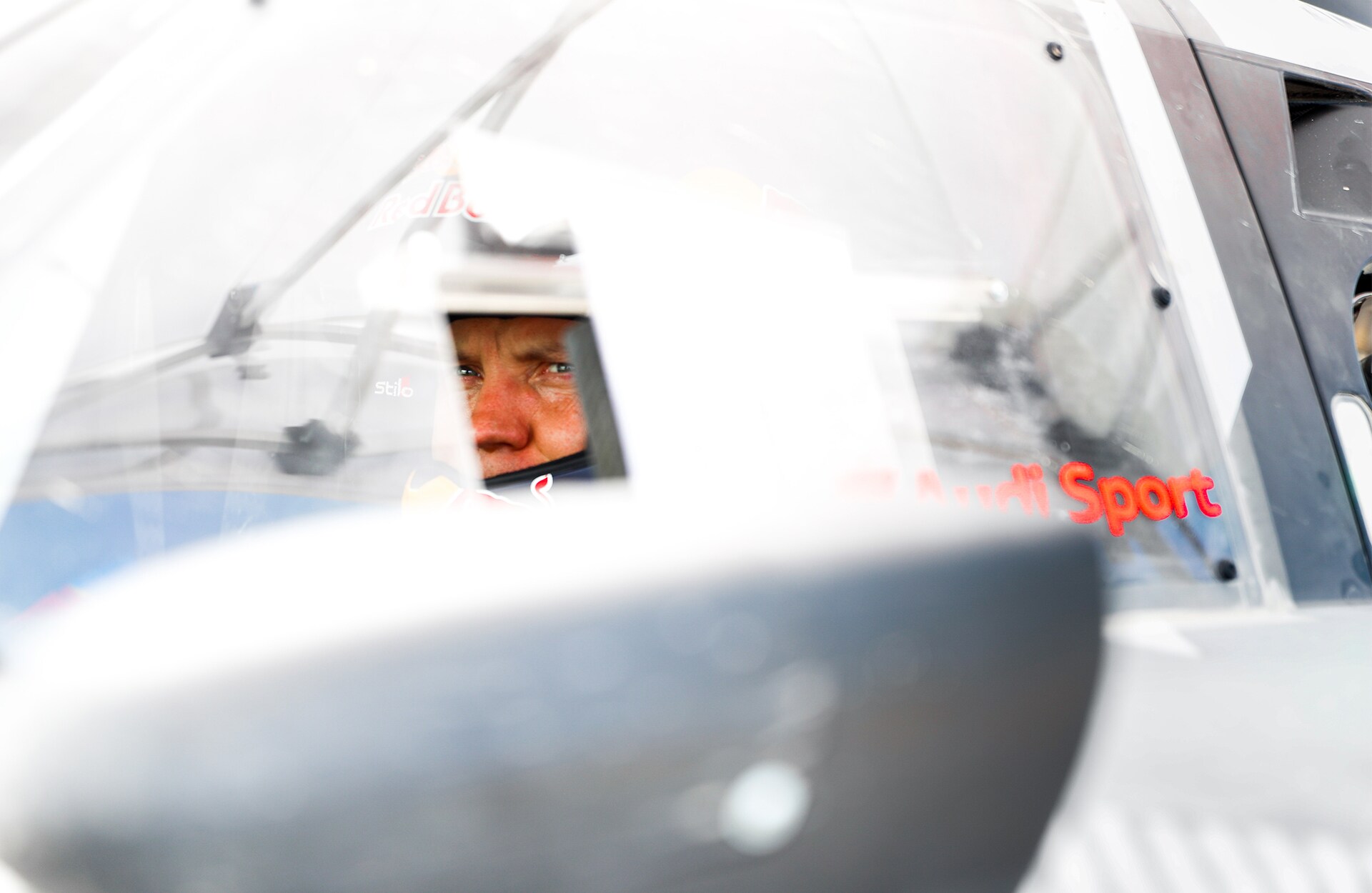 Obraz Mattiasa Ekströma od blizu za volanom njegovega dirkalnika.