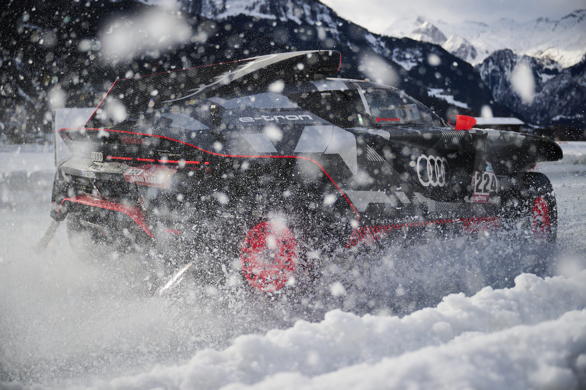 Dirkalnik Audi RS Q e-tron na snegu.