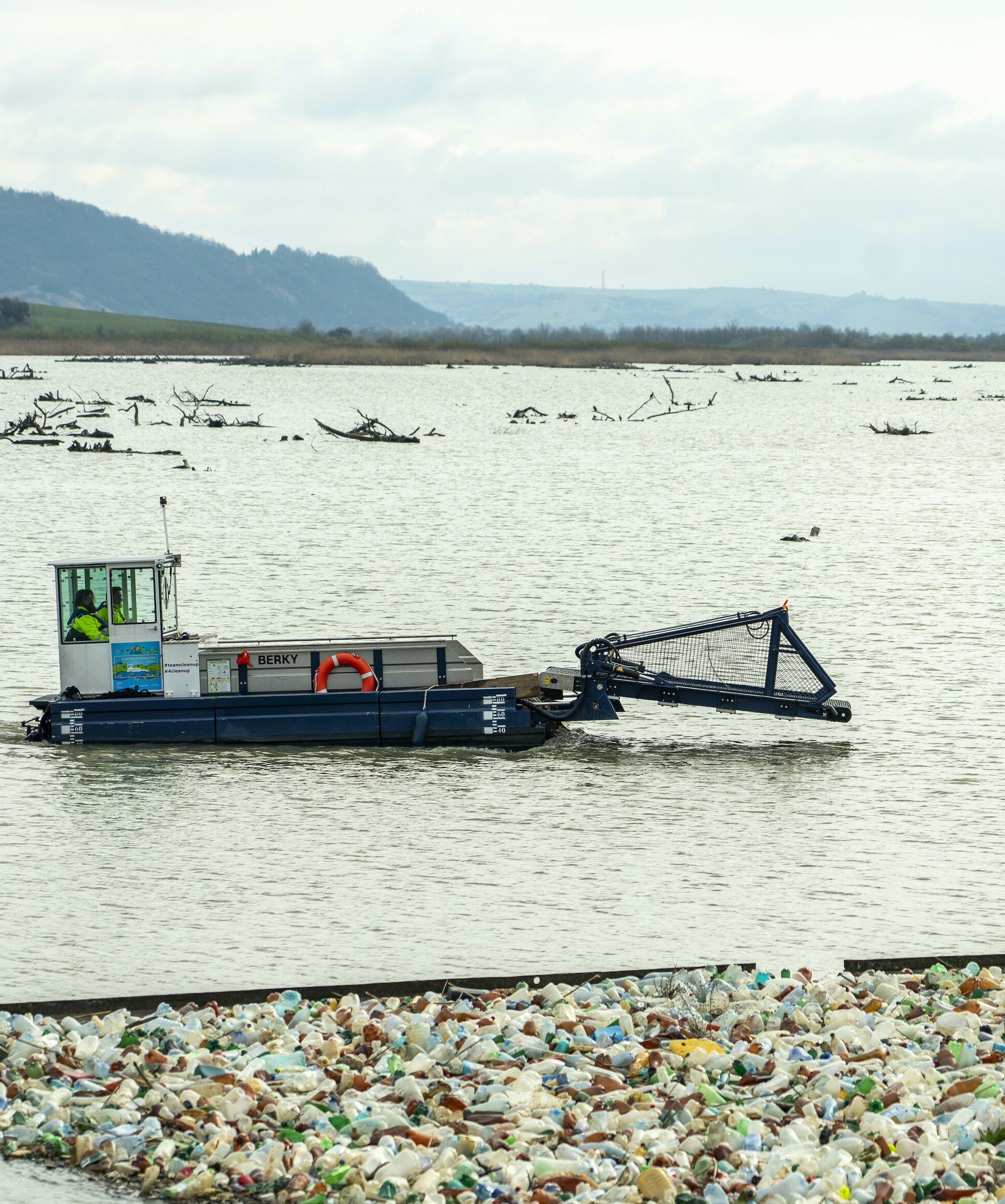 Plovilo za pobiranje odpadkov na Donavi Collectix