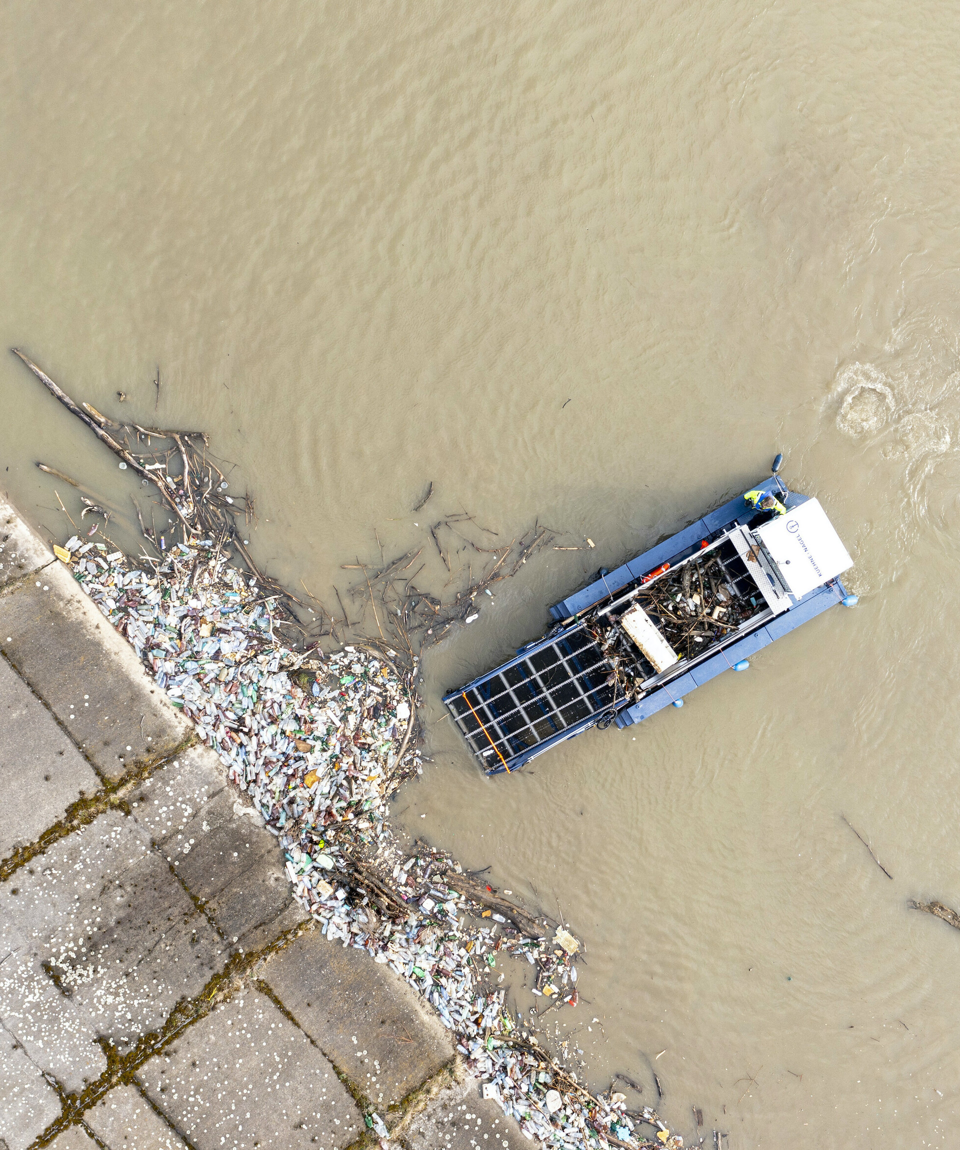 Plovilo za pobiranje odpadkov na Donavi Collectix