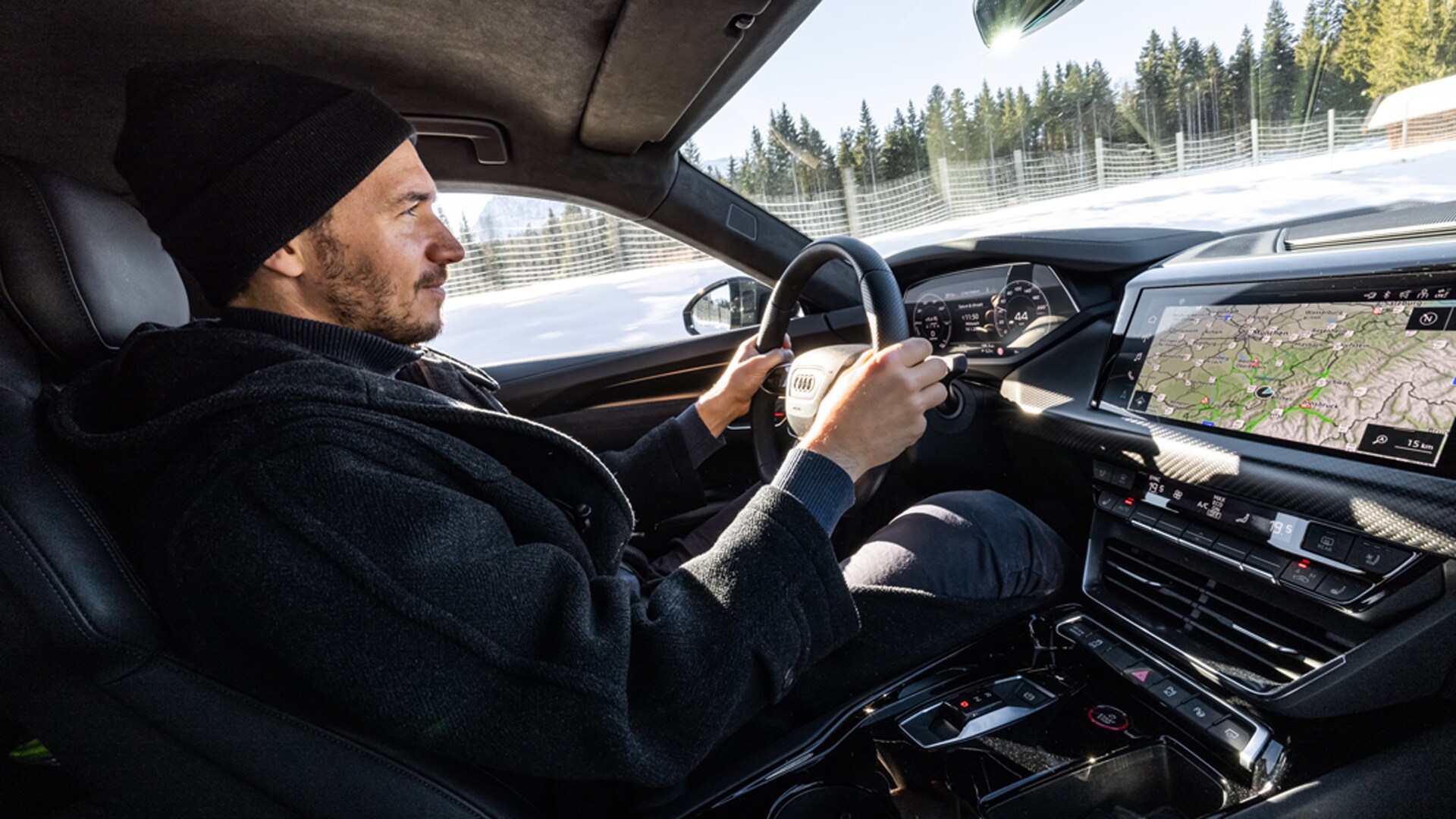 Felix Neureuther uživa v notranjosti vozila Audi RS e-tron GT.