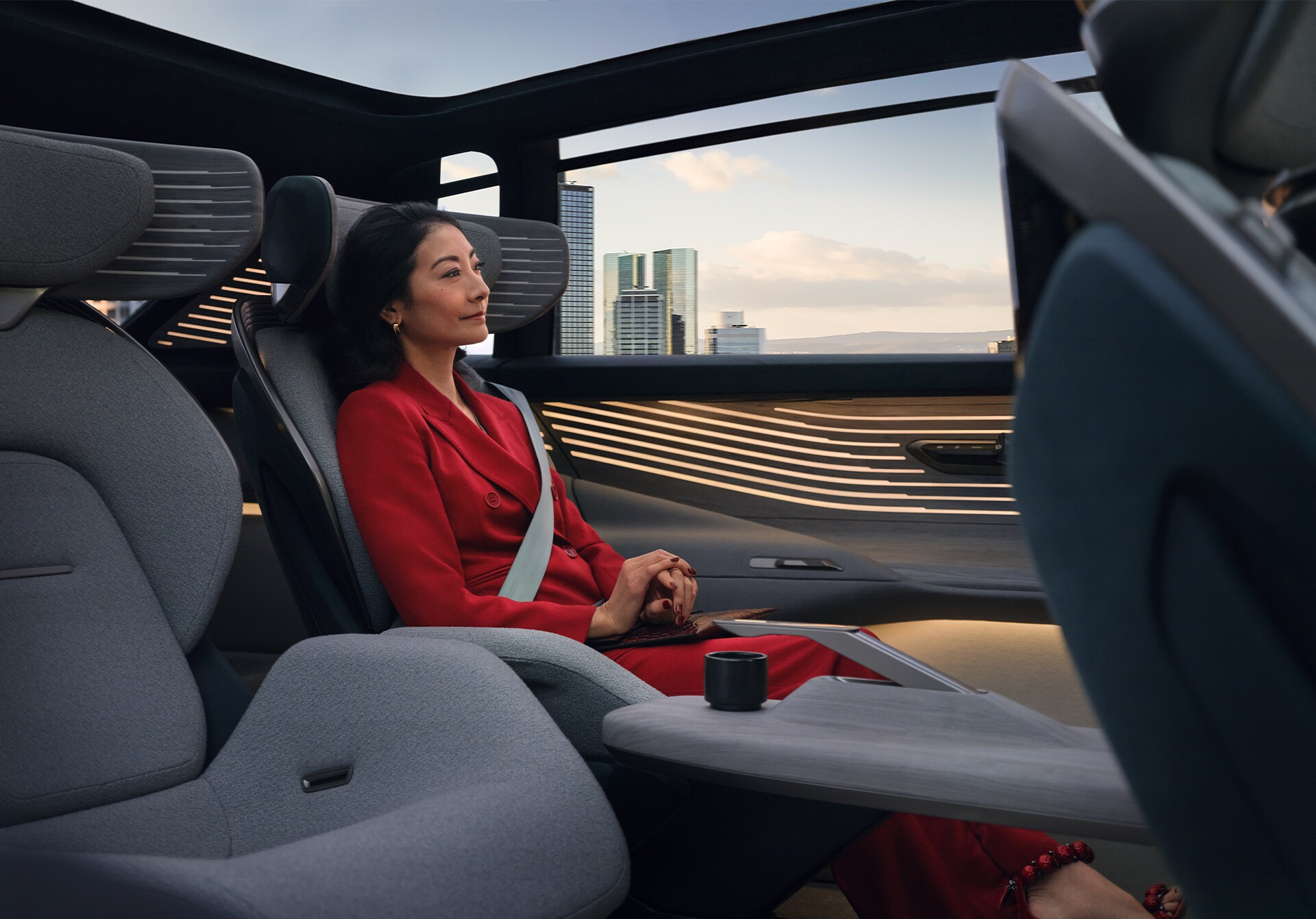 Potnik v zadnjem delu konceptnega vozila Audi urbansphere