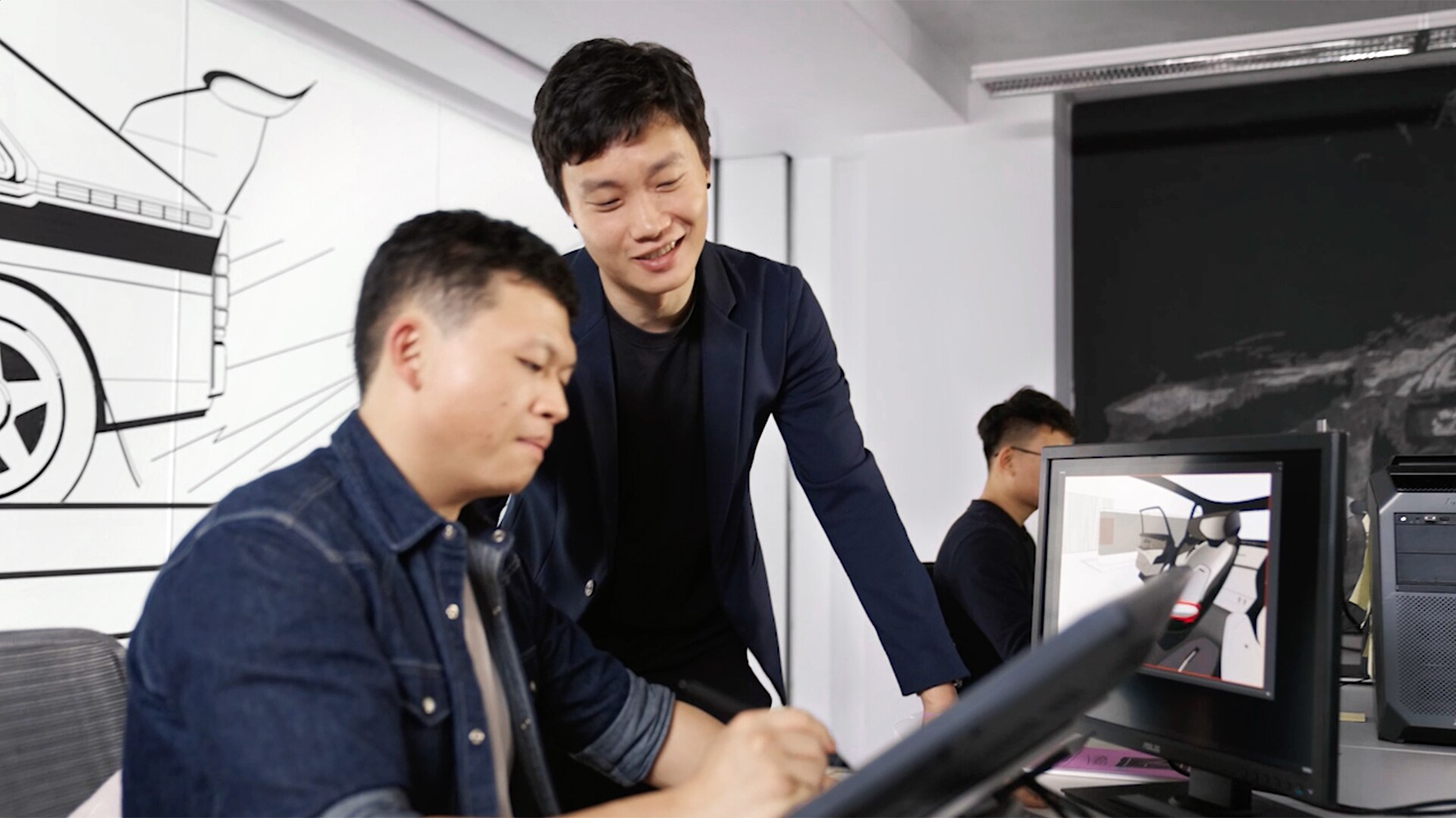 Oblikovalec Yunzhou Wu koordinira ekipo za oblikovanje notranjosti v Audijevem oblikovalskem studiu v Pekingu