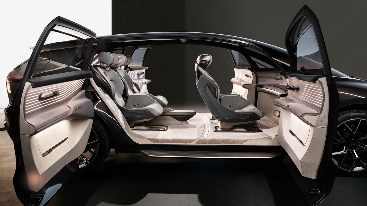 Notranjost konceptnega vozila Audi urbansphere1 je prostoren salon in oaza miru med prometno konico v megamestih.