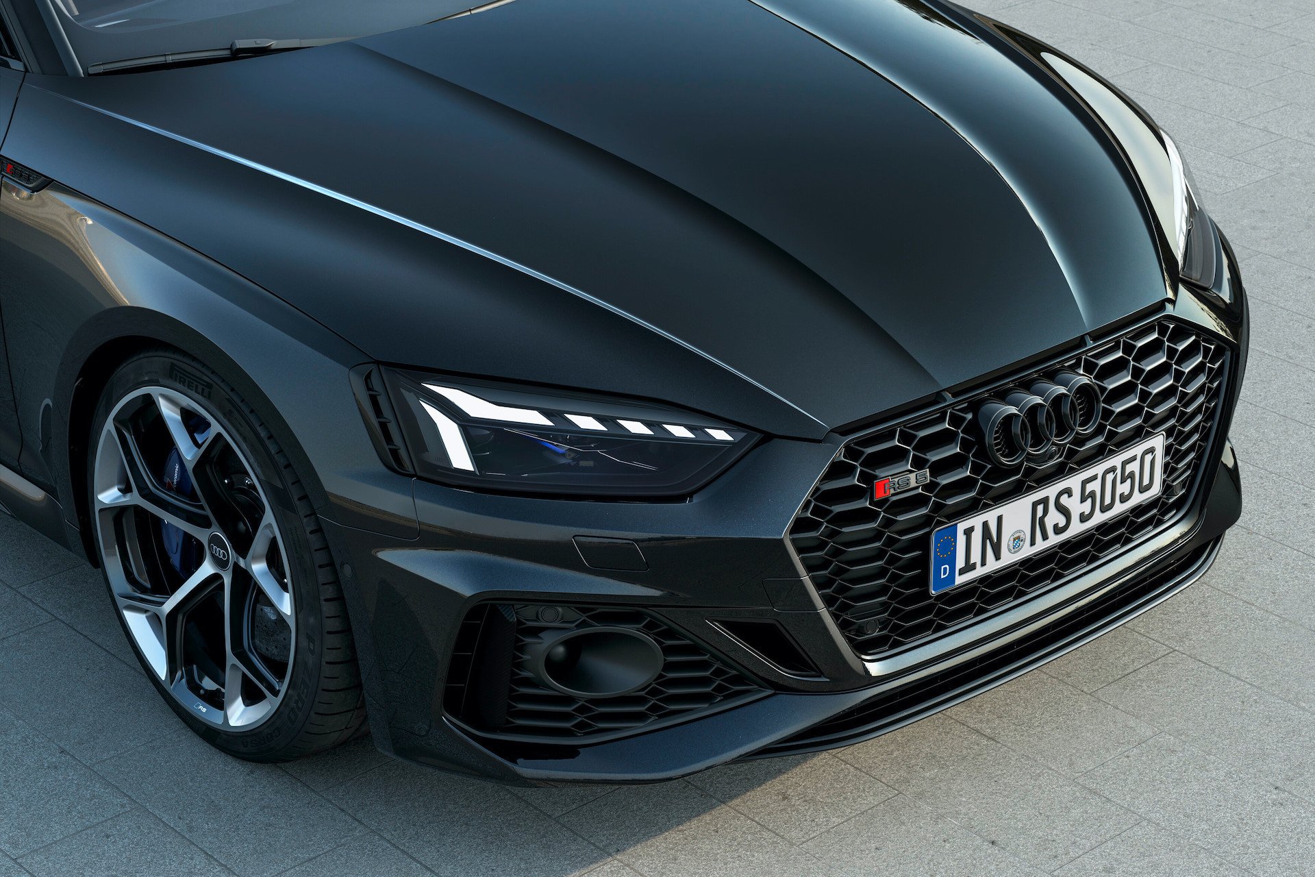 Audi RS 5 Sportback v črni sebring barvi s kristalnim učinkom