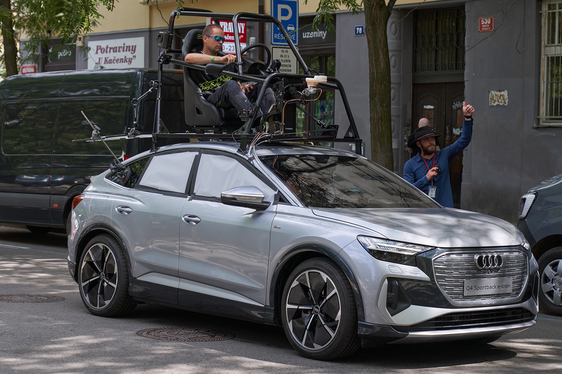 Med snemanjem prizorov v notranjosti je nadzor nad vozilom Audi Q4 e-tron Sportback prevzel profesionalni kaskader – s pomočjo posebne naprave, nameščene na streho avtomobila*